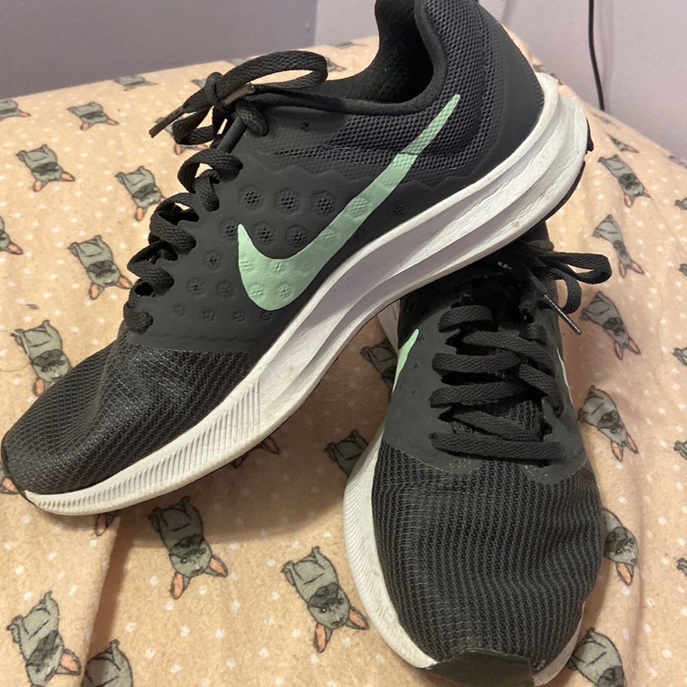 7.5 women’s Nike sneaker
